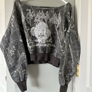 Def Leppard Graphic Sweatshirt cropped off shoulder